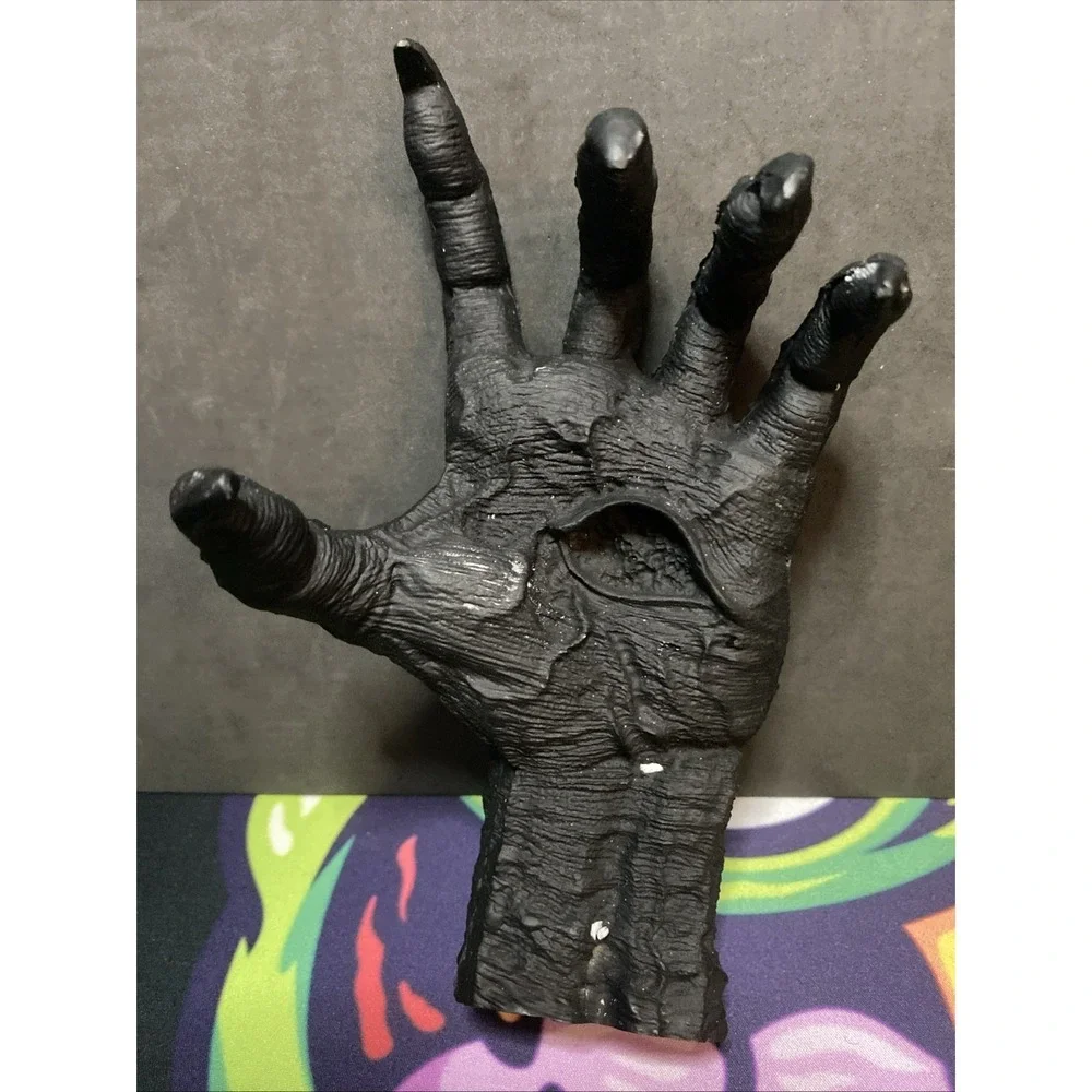 Spooky Hand Wall Sculpture/Decoration Halloween Wall Mount Easy Nice Scary B2